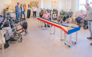 Kegeln im Pflegeheim aktiviert die Bewohner